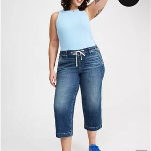 Torrid Elastic Waist Denim Capri Jeans in Torrid size 1